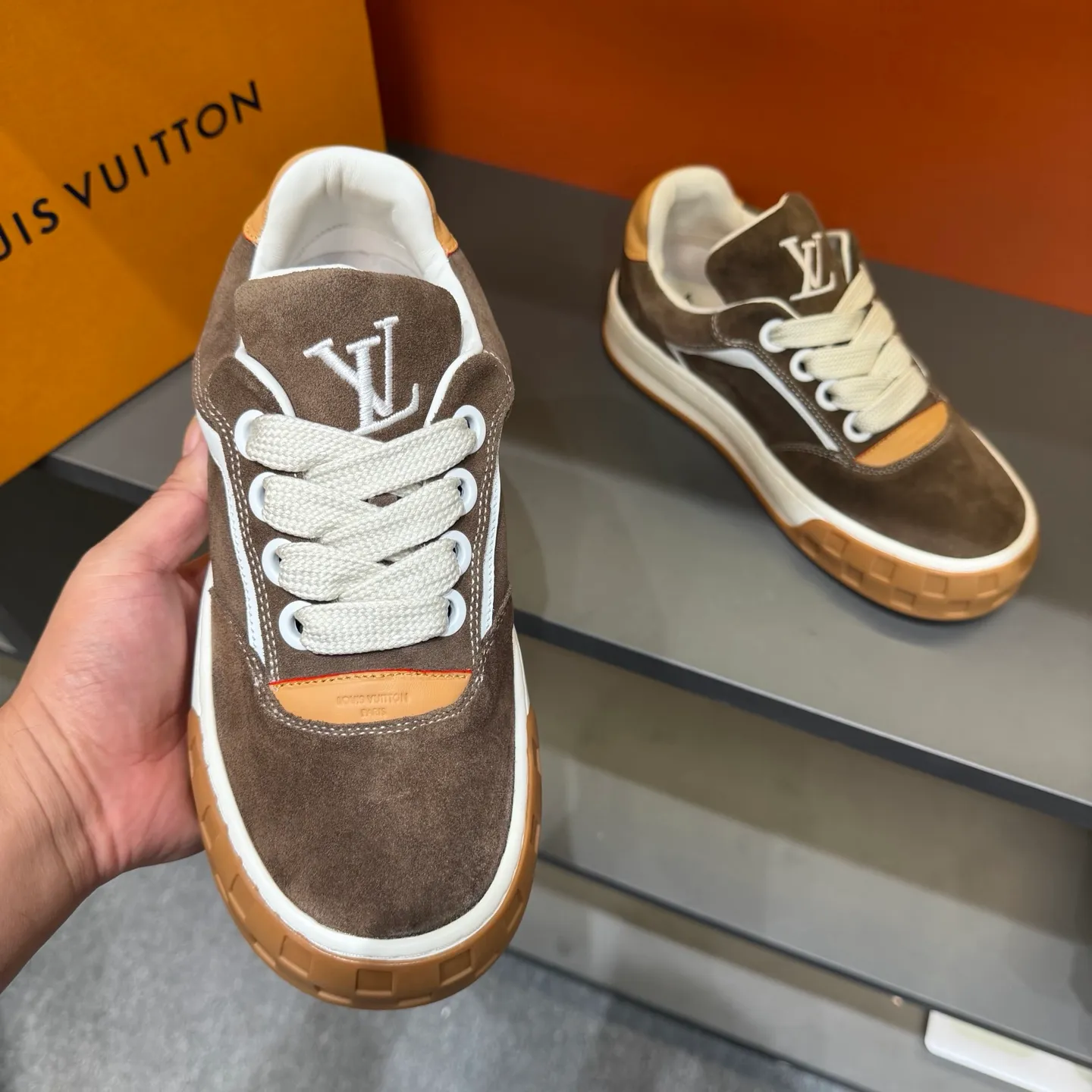 Factory price: 480💰Top version LV-Louis Vuitton-classic catwalk new model, empty glue process, original version 1:1 development! ! The upper foot is very comfortable. It is made of luxurious materials and fine workmanship. The midsole is printed with English letters "Made in Europe". The upper is made of calfskin imported from Italy. The side is decorated with the brand's LOGO and signature. The latest latex foot pads and mesh lining make the foot feel super comfortable. Original factory special supply of original two-color T men's shoes 💰U combination outsole. Bag technology Goodyear stitched edges Fabric: Exclusive custom first-layer cowhide Accessories: Exclusive private model Vuitton logo, lining: Customized silk mesh lining - first-layer silk cowhide lining Outsole: T men's shoes 💰U combination outsole wear-resistant, non-slip and anti-yellowing Foot pads: new latex pad-mesh sweat-absorbent Technology: fully computerized sewing machine wire drawing Toe cap Back cover Hot and cold shaping Full set of pull-top lasts, medium and low logo pattern, code number: 38-44, customized 45